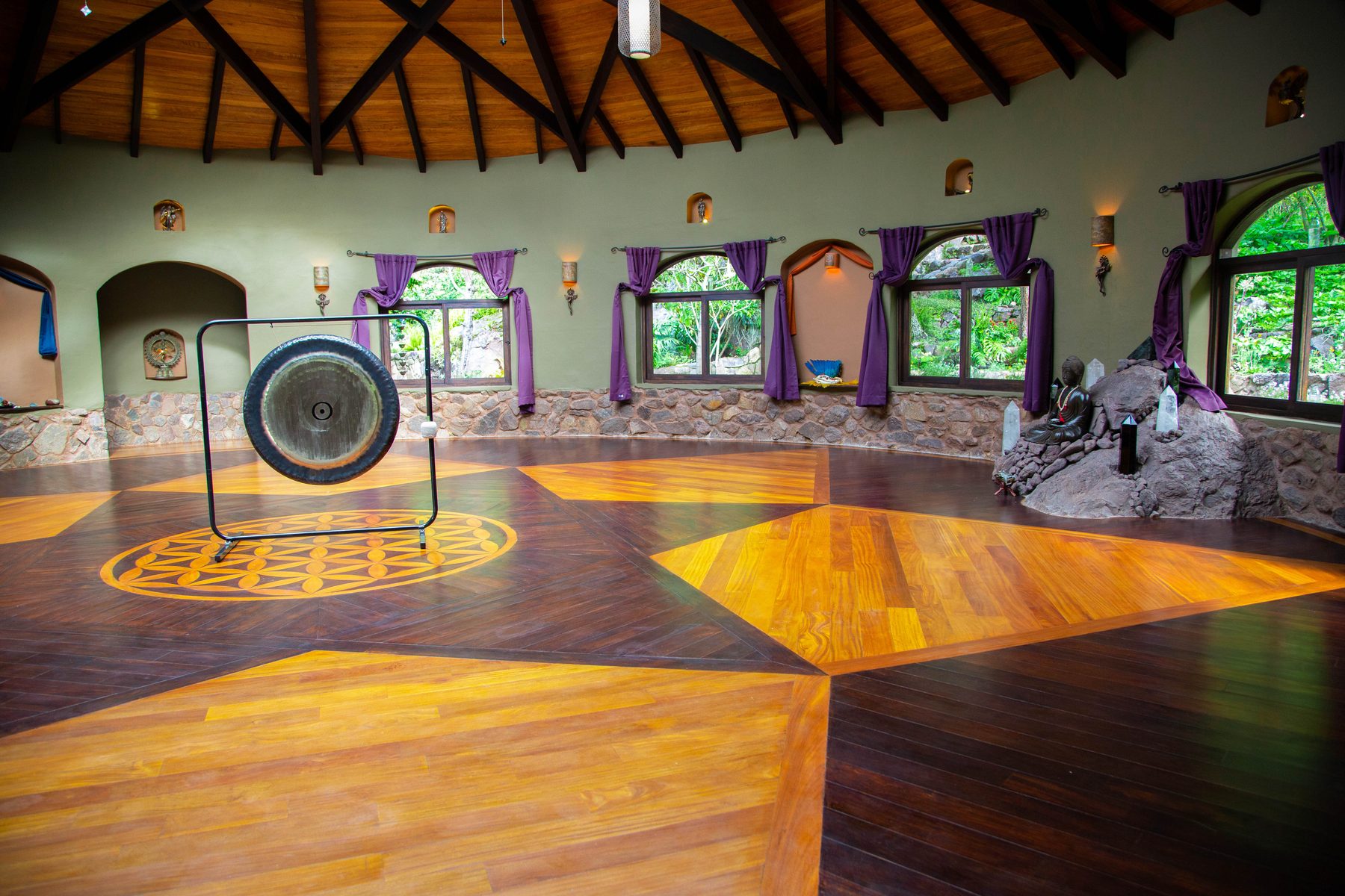lounge / garden — Ananda Lodge