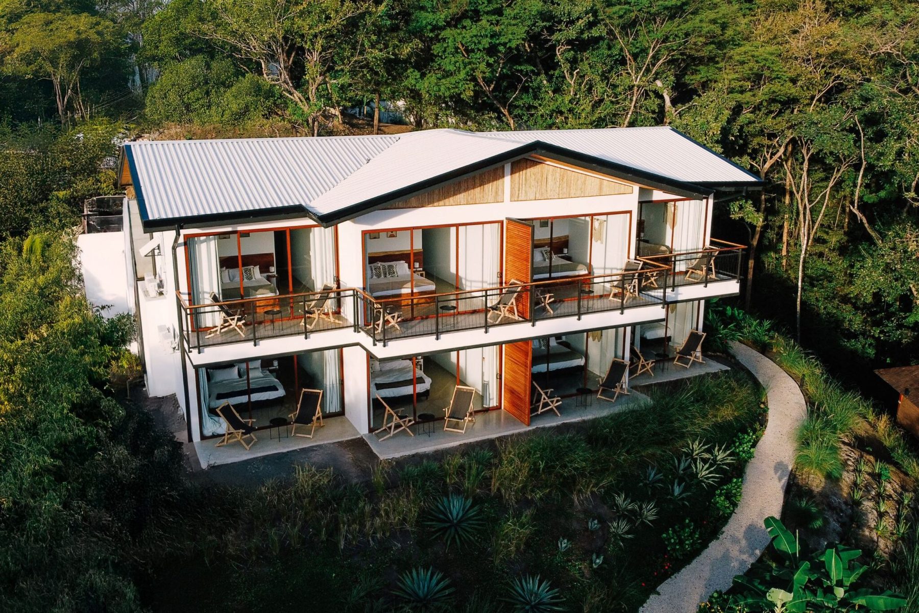 wide property / maloca — Ananda Lodge